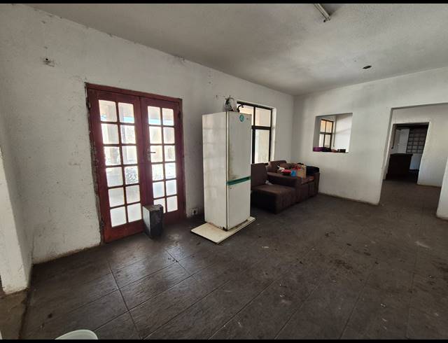 1,000M² WAREHOUSE FOR SALE IN KNIGHTS